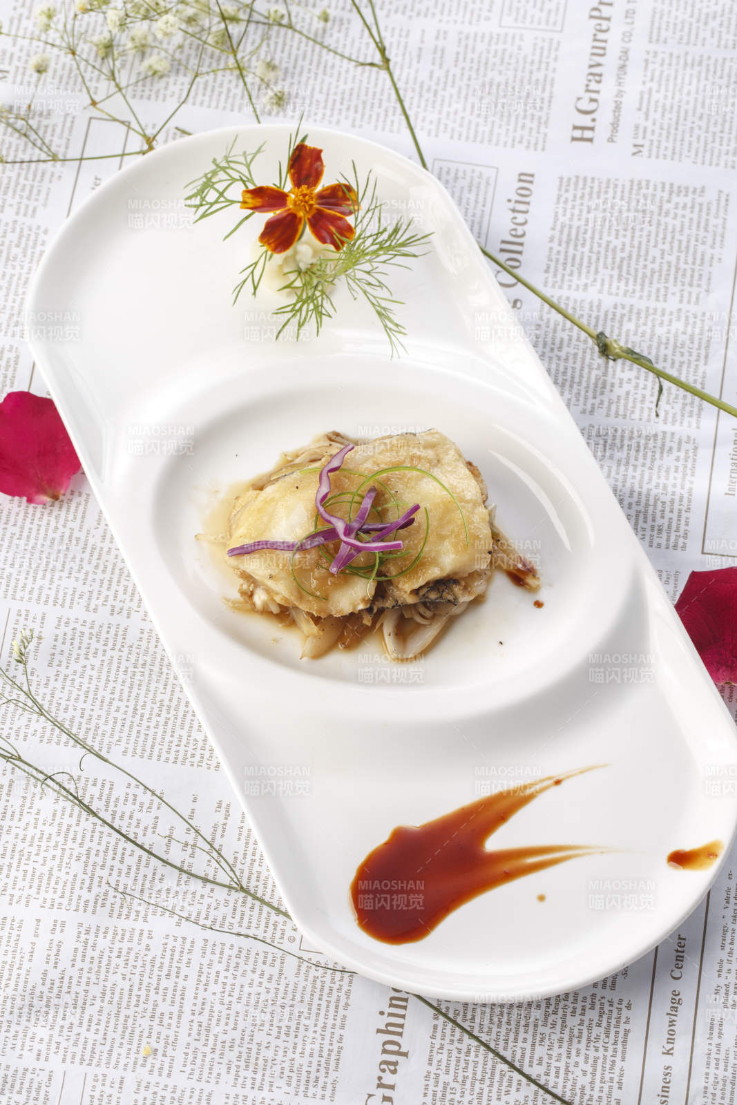 白色瓷盘装的XO酱铁板香煎大海螺片图片