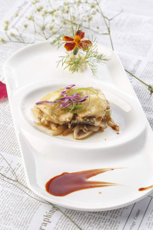 白色瓷盘装的XO酱铁板香煎大海螺片图片