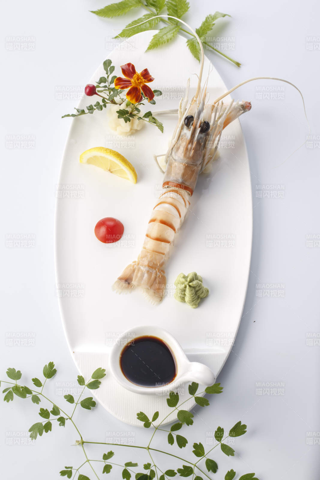 精美餐具装的南极鳌虾刺身图片