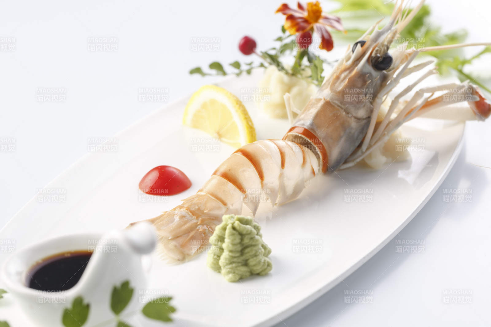 精美餐具装的南极鳌虾刺身图片