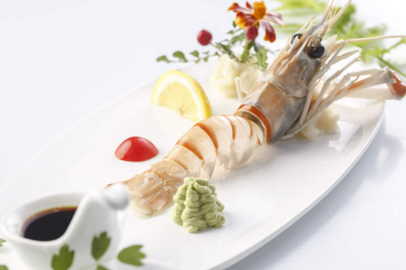 精美餐具装的南极鳌虾刺身图片
