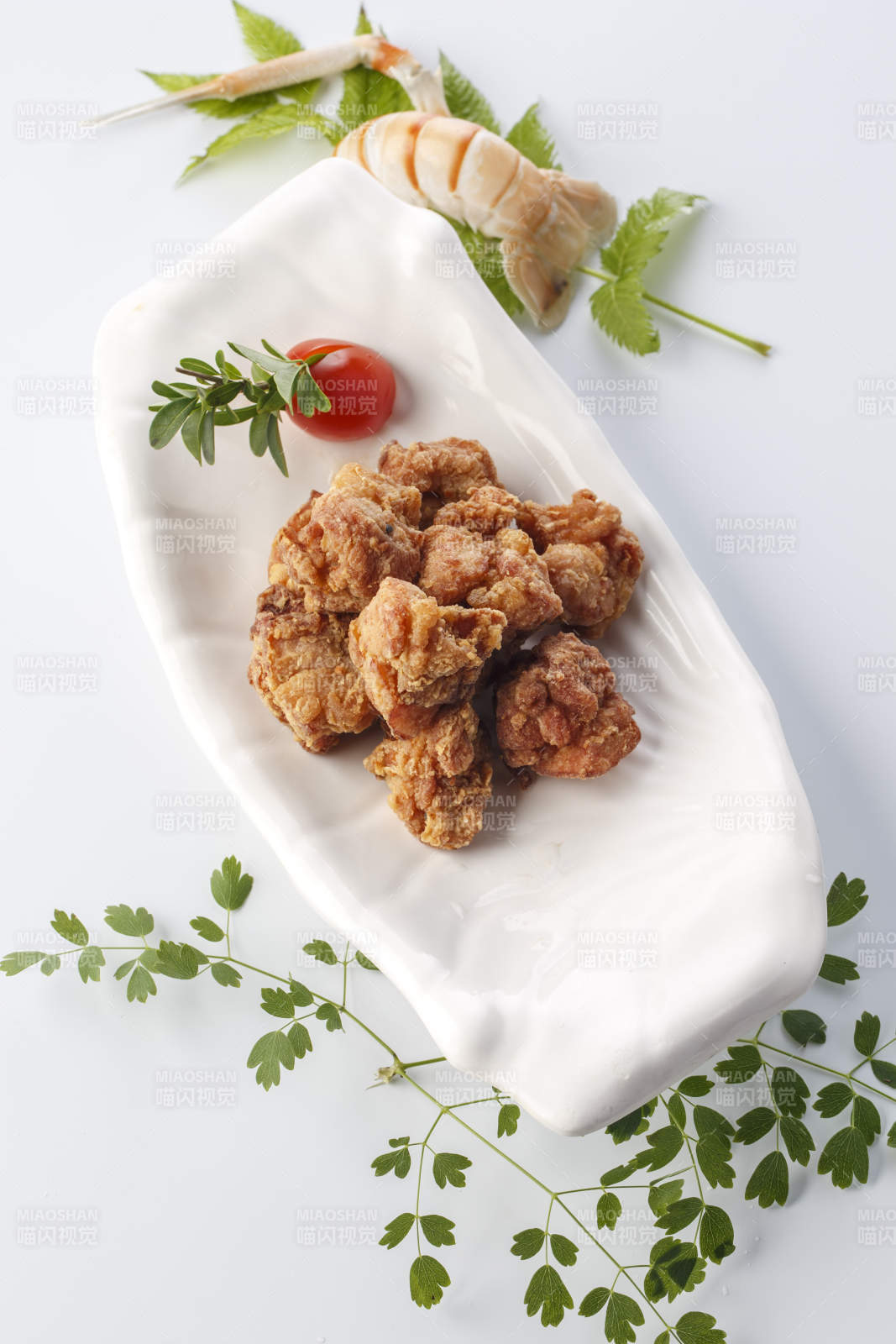 精美餐具装的七味炸鸡块图片