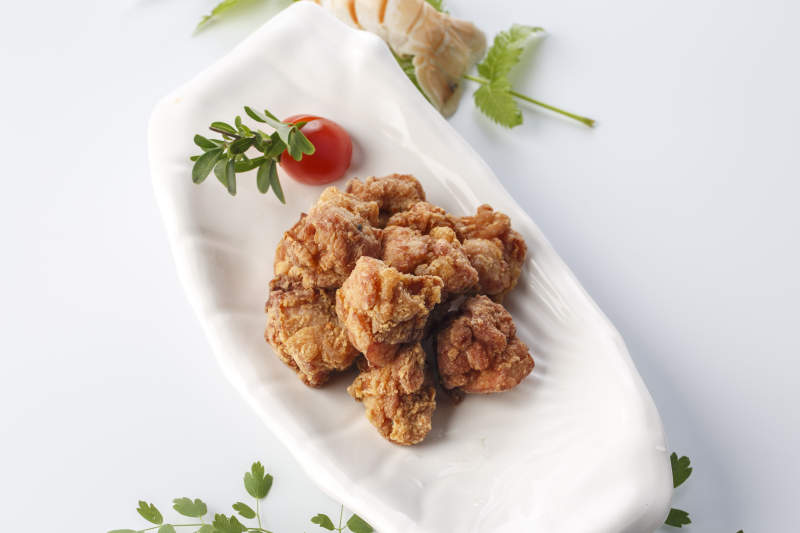 精美餐具装的七味炸鸡块图片