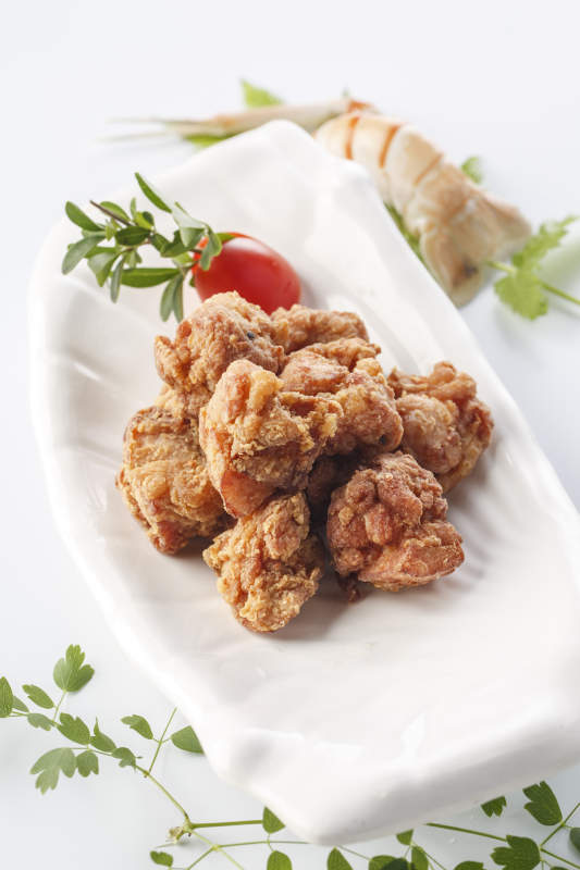 精美餐具装的七味炸鸡块图片