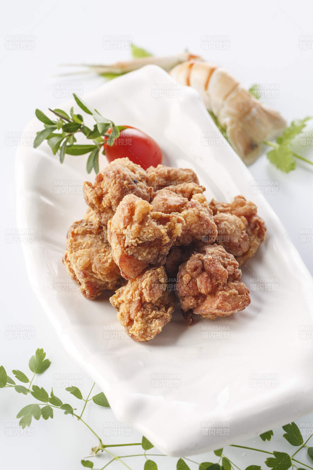 精美餐具装的七味炸鸡块图片