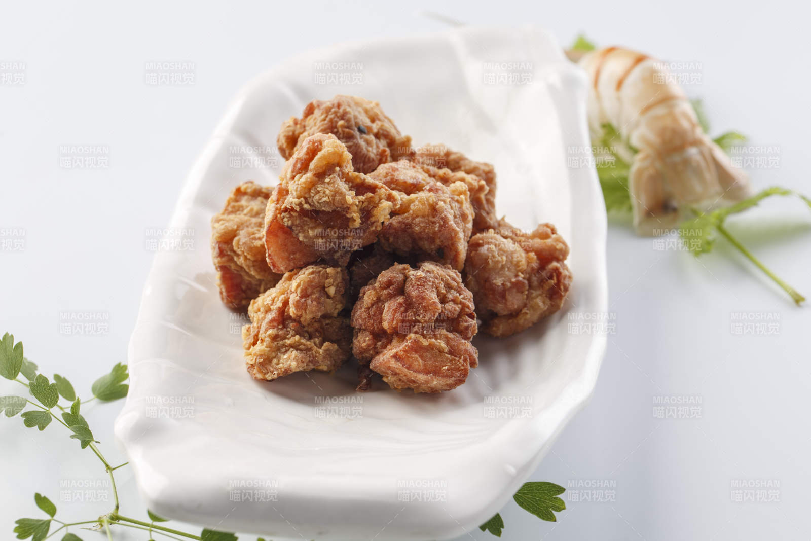 精美餐具装的七味炸鸡块图片