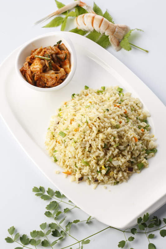 精美餐具装的法式铁板什锦炒饭图片