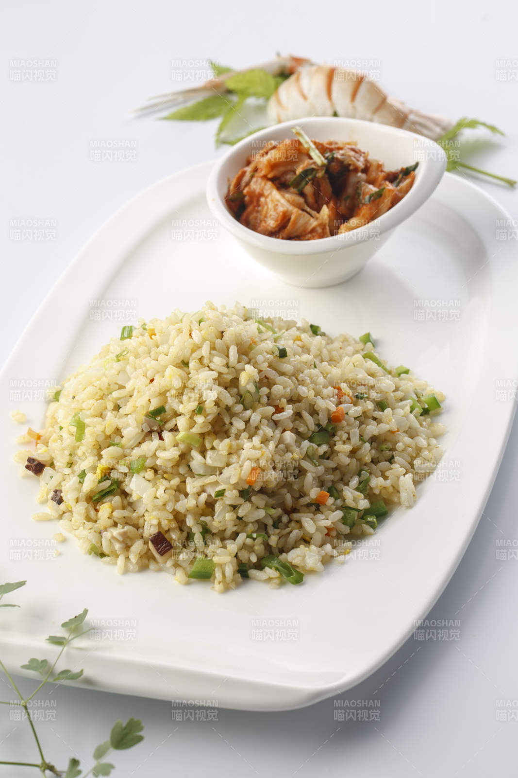 精美餐具装的法式铁板什锦炒饭图片