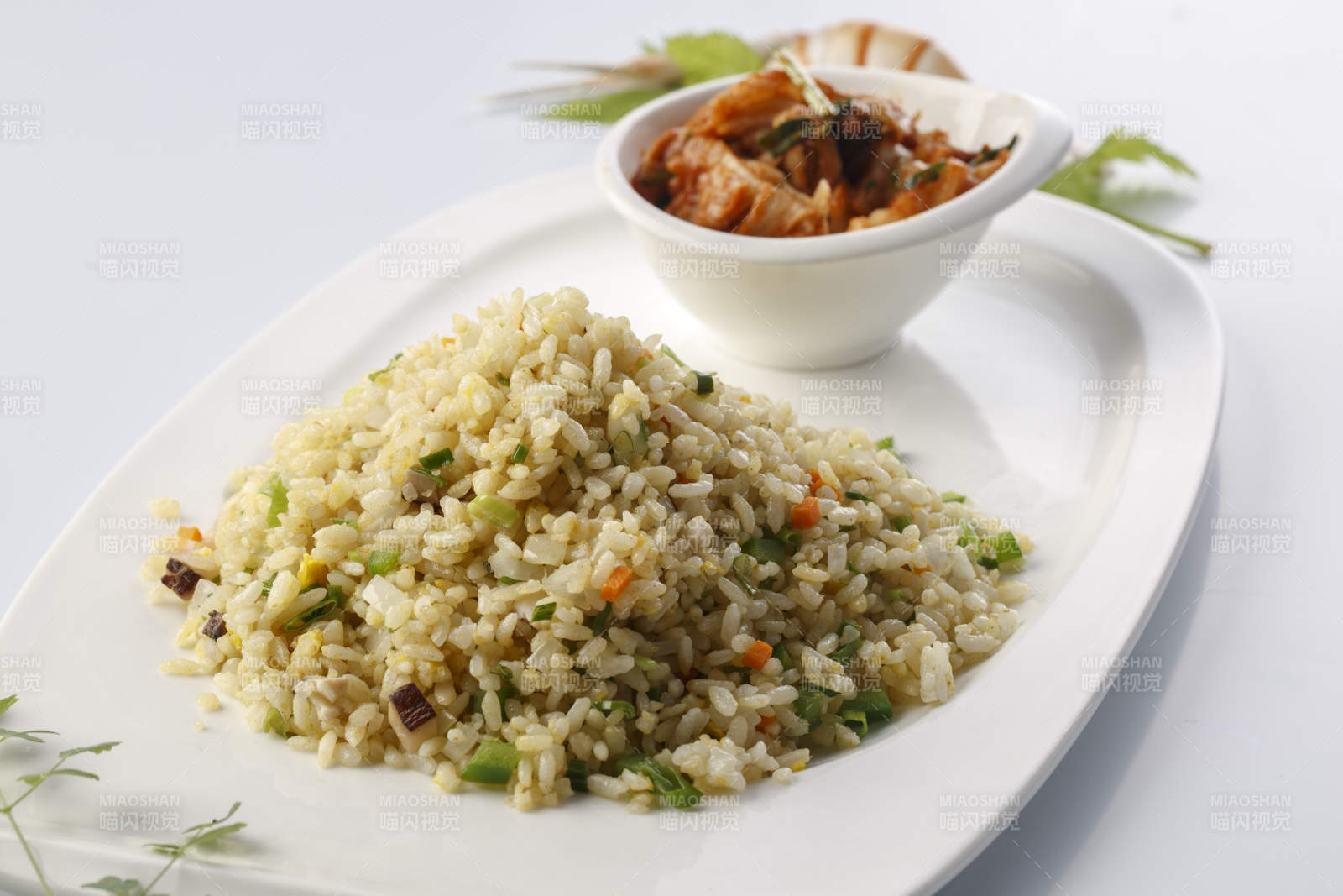 精美餐具装的法式铁板什锦炒饭图片