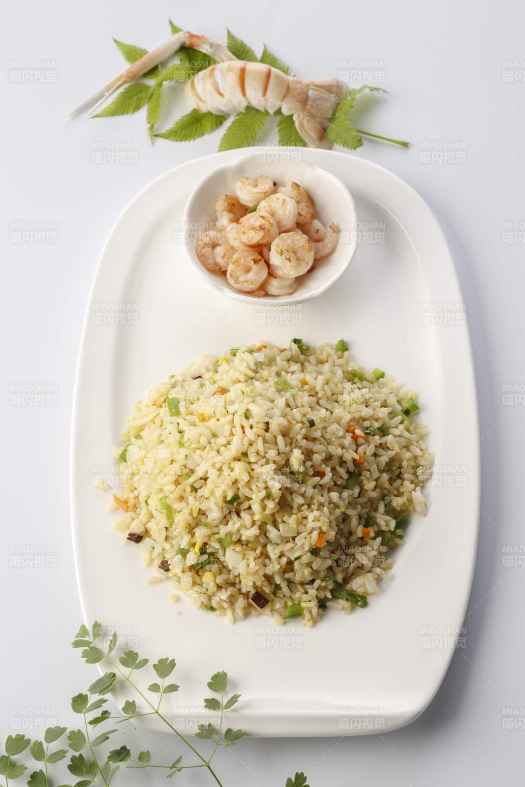 精美餐具装的法式铁板什锦炒饭图片