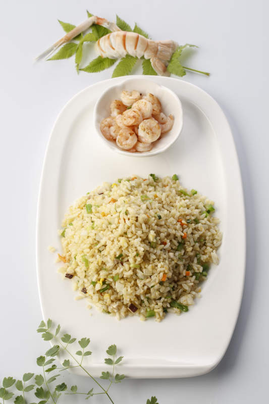 精美餐具装的法式铁板什锦炒饭图片