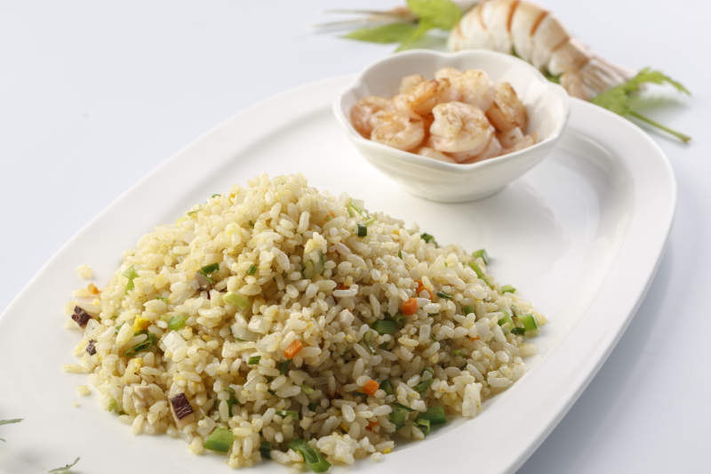 精美餐具装的法式铁板什锦炒饭图片