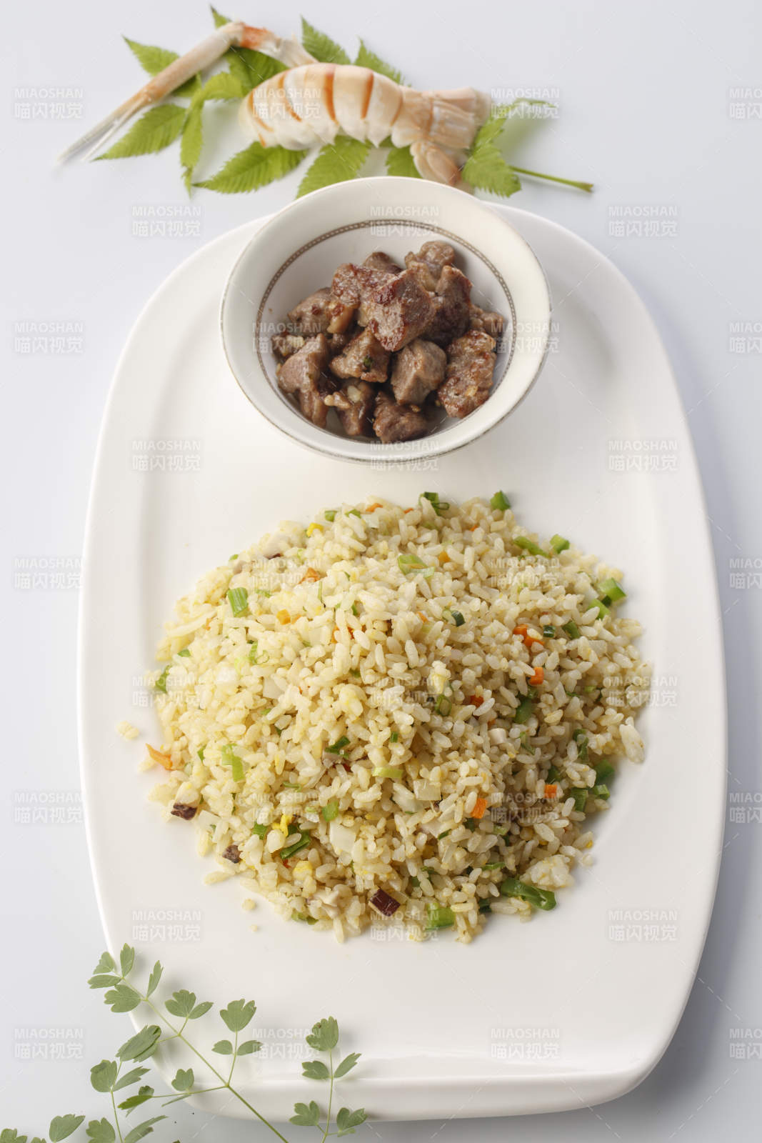 精美餐具装的法式铁板什锦炒饭图片