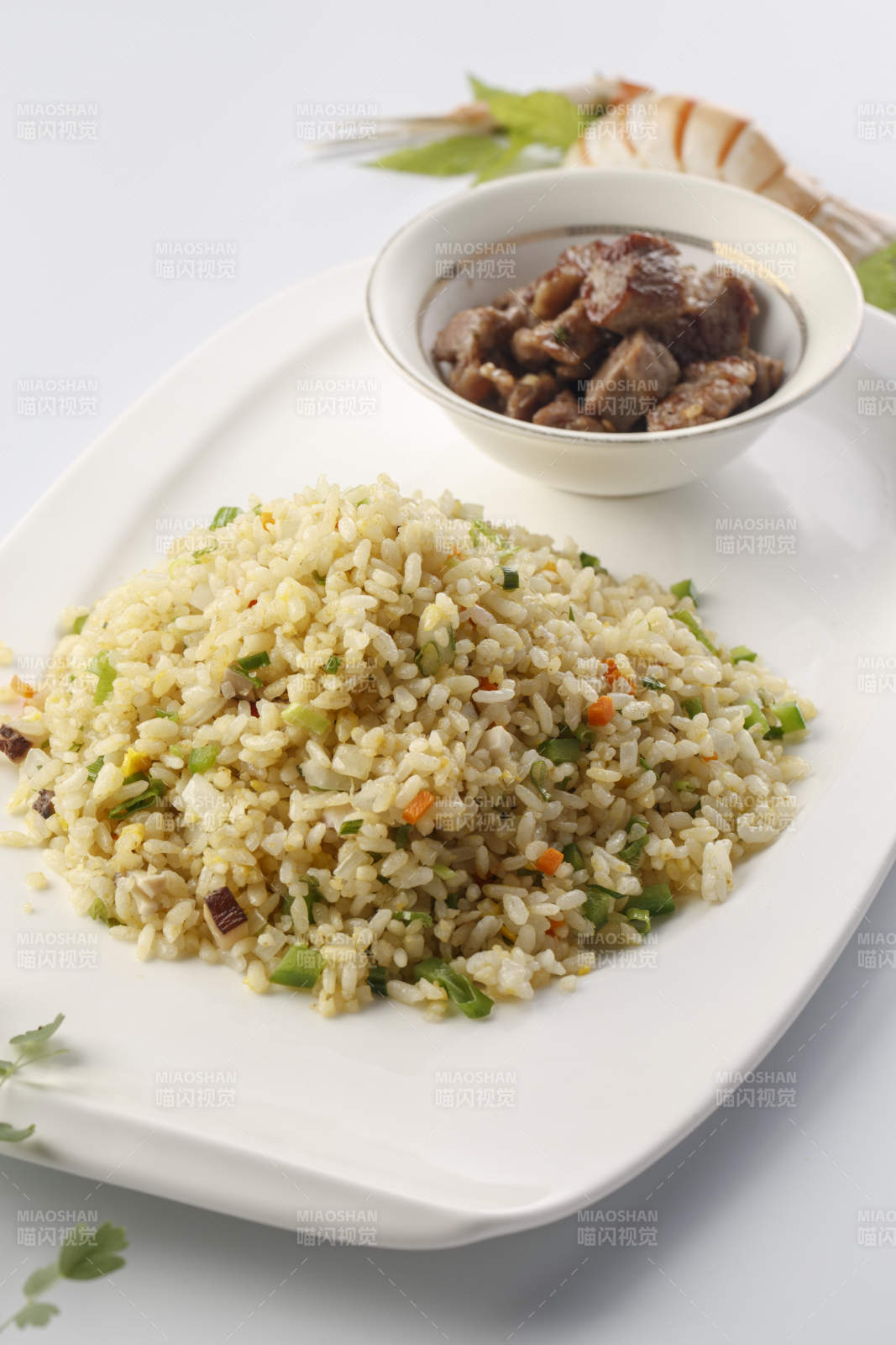 精美餐具装的法式铁板什锦炒饭图片