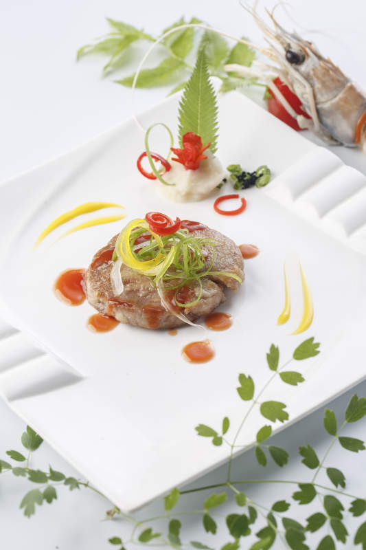 精美餐具装的法式铁板酱汁野猪肉排图片