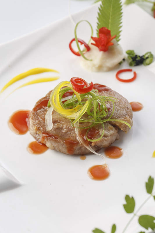 精美餐具装的法式铁板酱汁野猪肉排图片