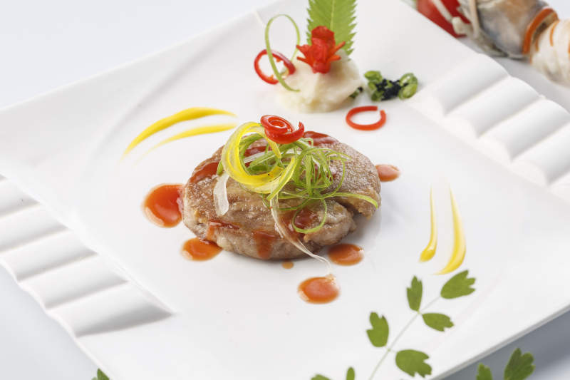 精美餐具装的法式铁板酱汁野猪肉排图片