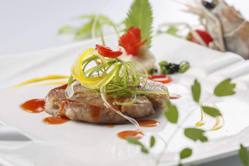 精美餐具装的法式铁板酱汁野猪肉排图片