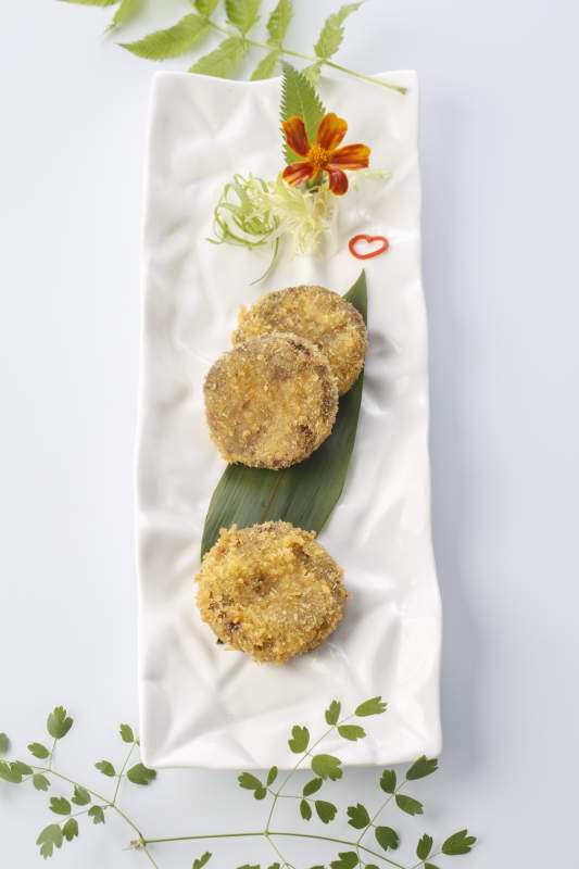 精美餐具装的香炸黄金牛肉饼图片