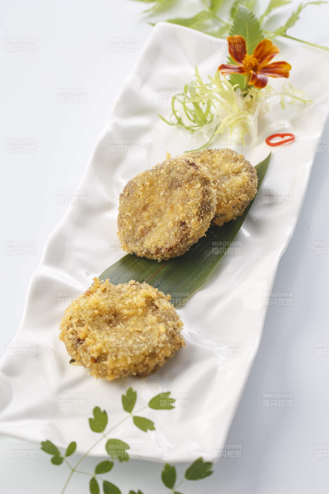 精美餐具装的香炸黄金牛肉饼图片