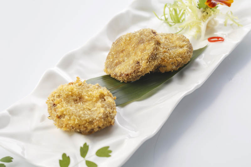 精美餐具装的香炸黄金牛肉饼图片