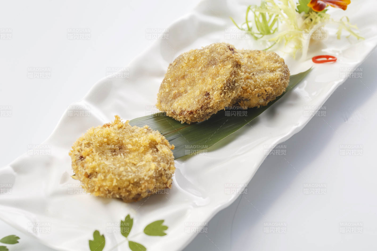 精美餐具装的香炸黄金牛肉饼图片