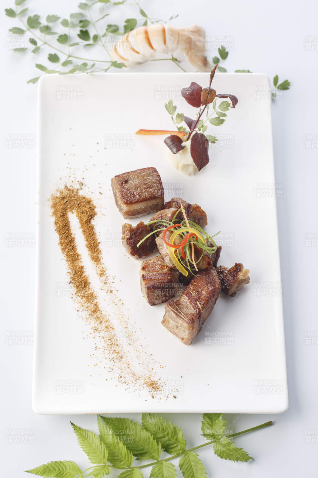 精美餐具装的法式铁板草原羔羊肉图片