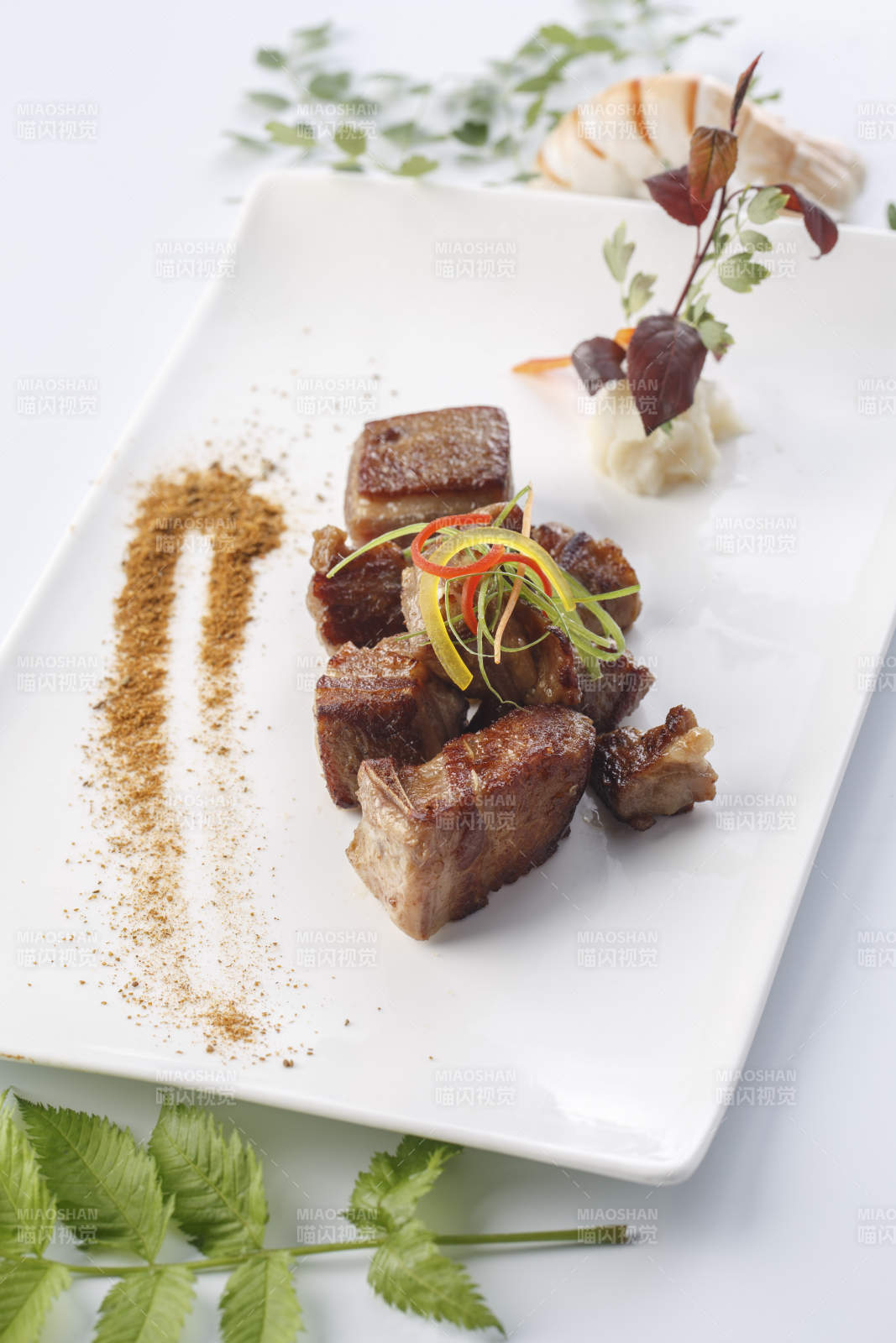 精美餐具装的法式铁板草原羔羊肉图片