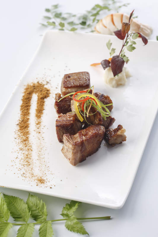 精美餐具装的法式铁板草原羔羊肉图片