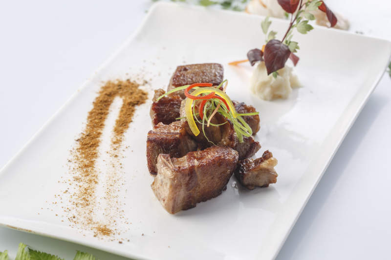 精美餐具装的法式铁板草原羔羊肉图片