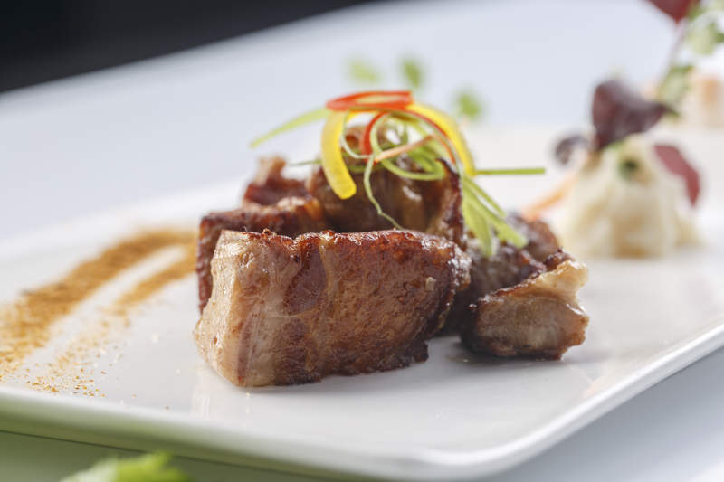 精美餐具装的法式铁板草原羔羊肉图片