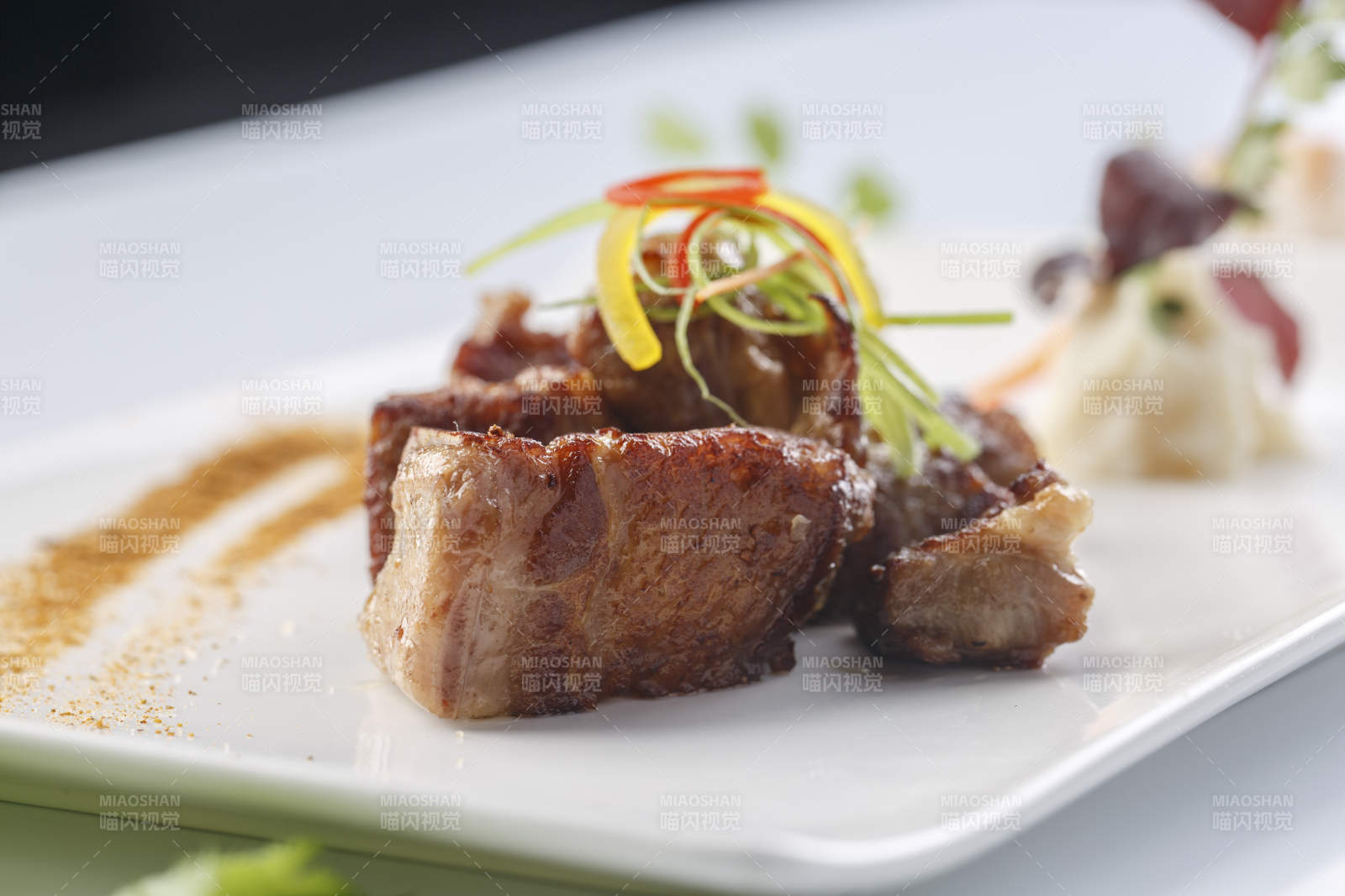 精美餐具装的法式铁板草原羔羊肉图片