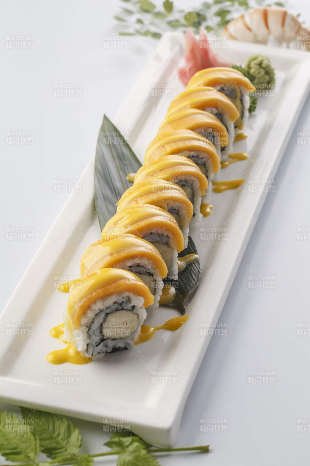 精美餐具装的芒果香蕉手卷寿司图片