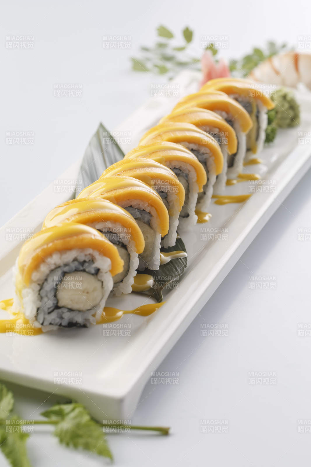 精美餐具装的芒果香蕉手卷寿司图片