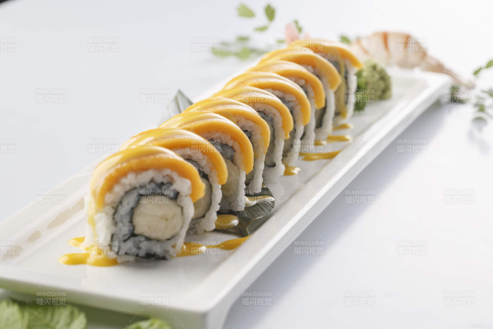 精美餐具装的芒果香蕉手卷寿司图片