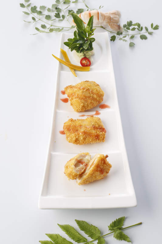 精美餐具装的黄金爆浆炸鸡排图片