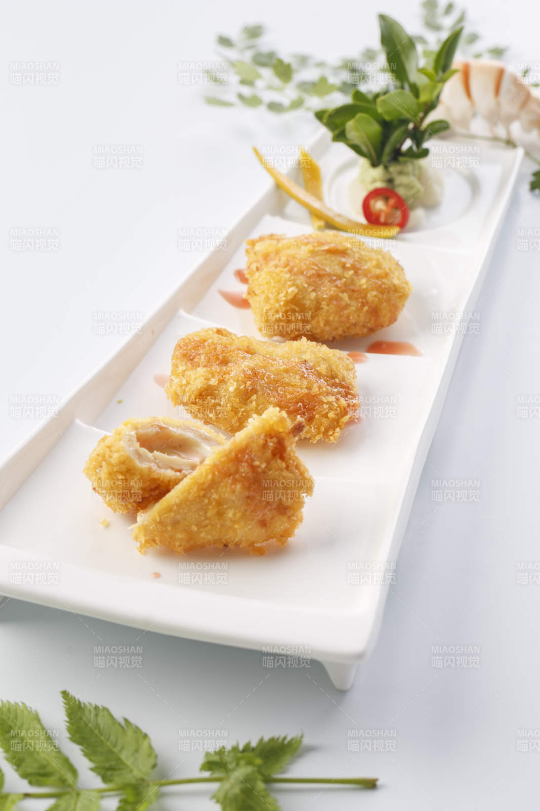 精美餐具装的黄金爆浆炸鸡排图片