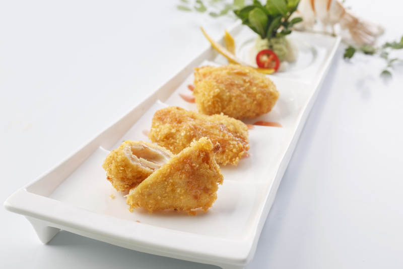 精美餐具装的黄金爆浆炸鸡排图片