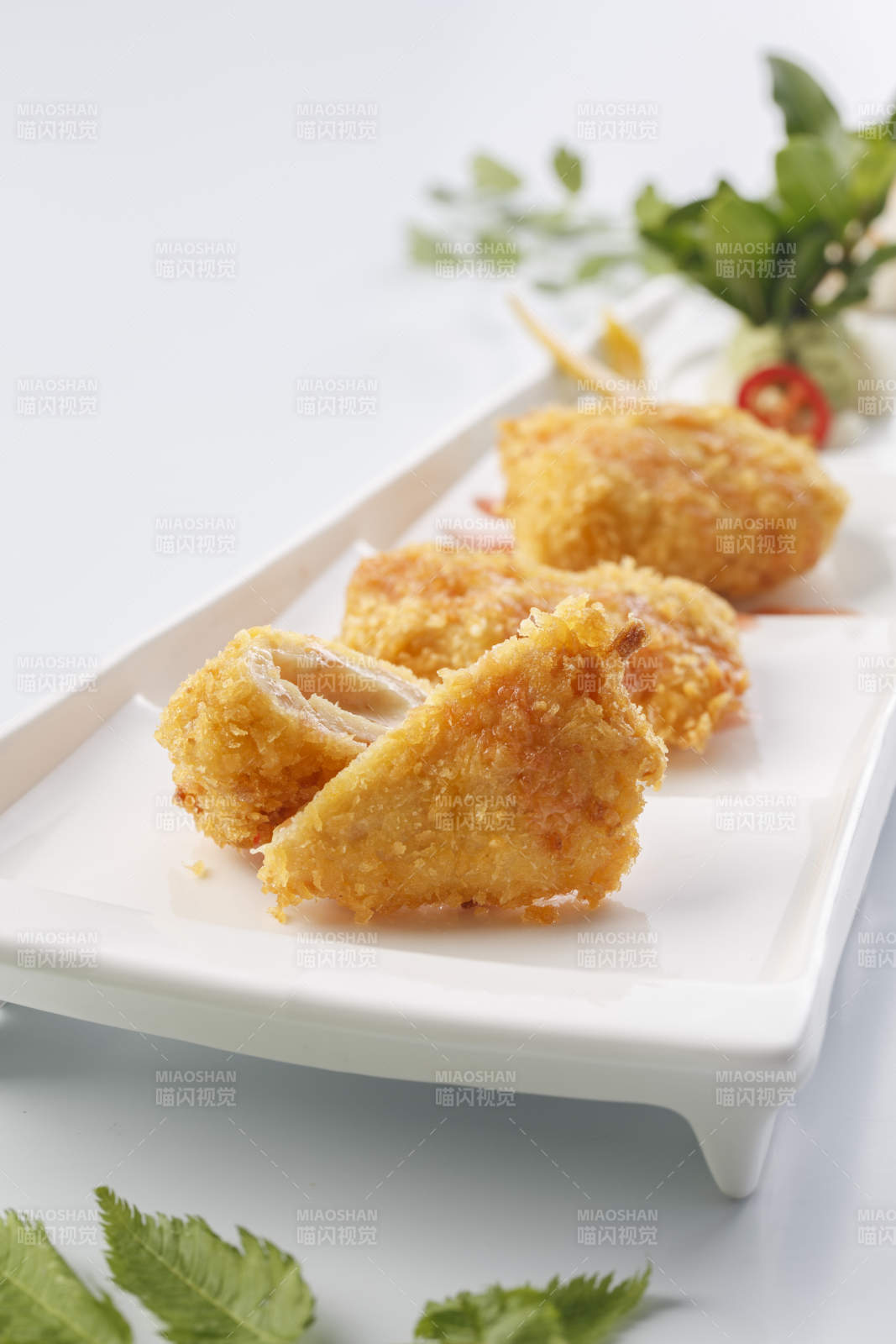 精美餐具装的黄金爆浆炸鸡排图片