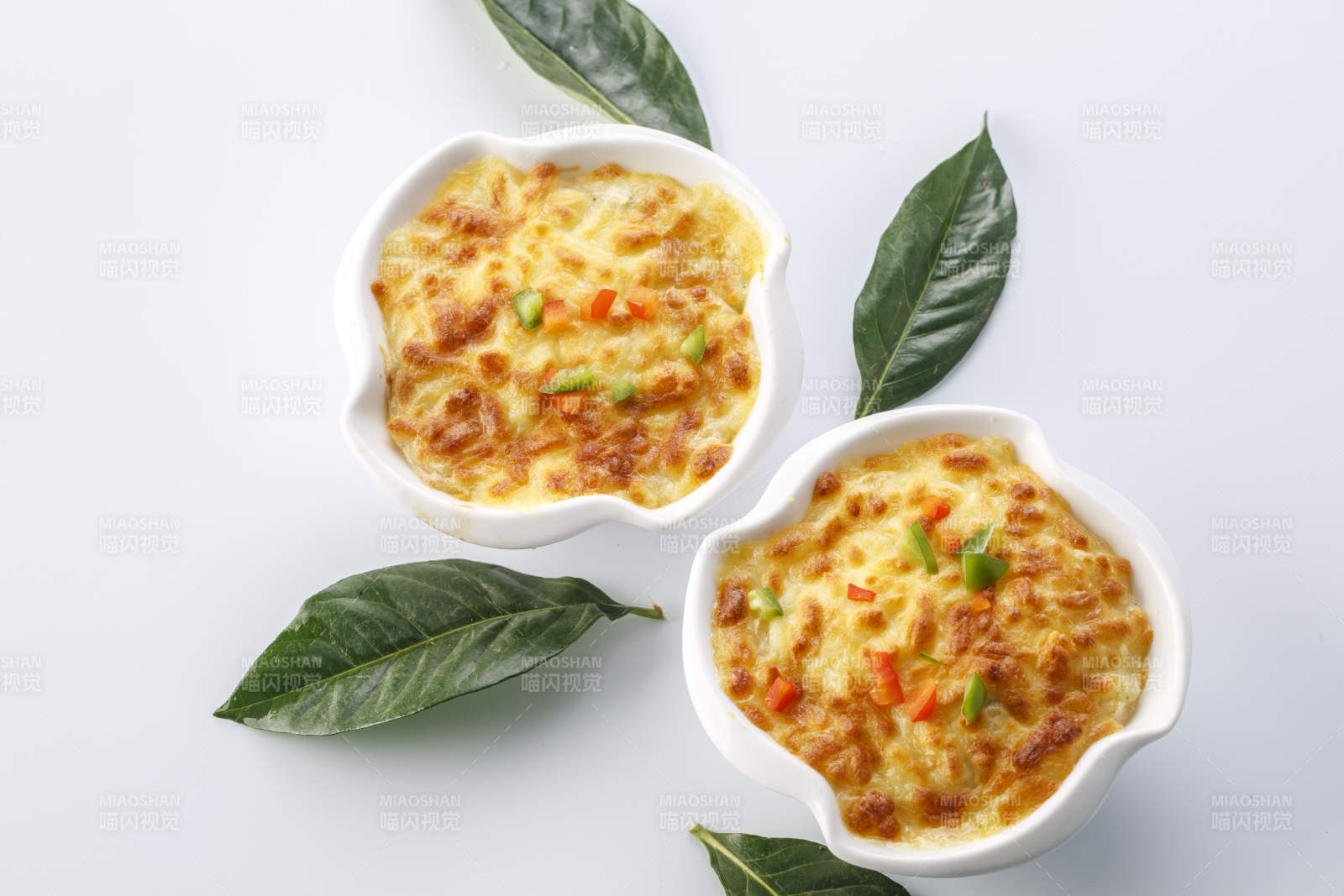 精美餐具装的牛肉芝士焗饭图片