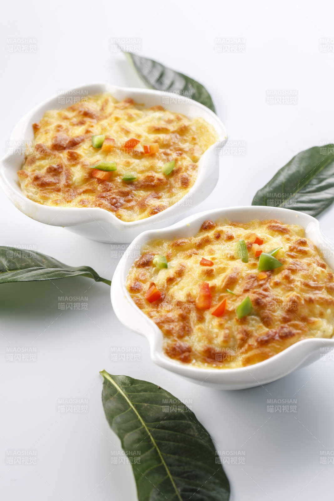 精美餐具装的牛肉芝士焗饭图片