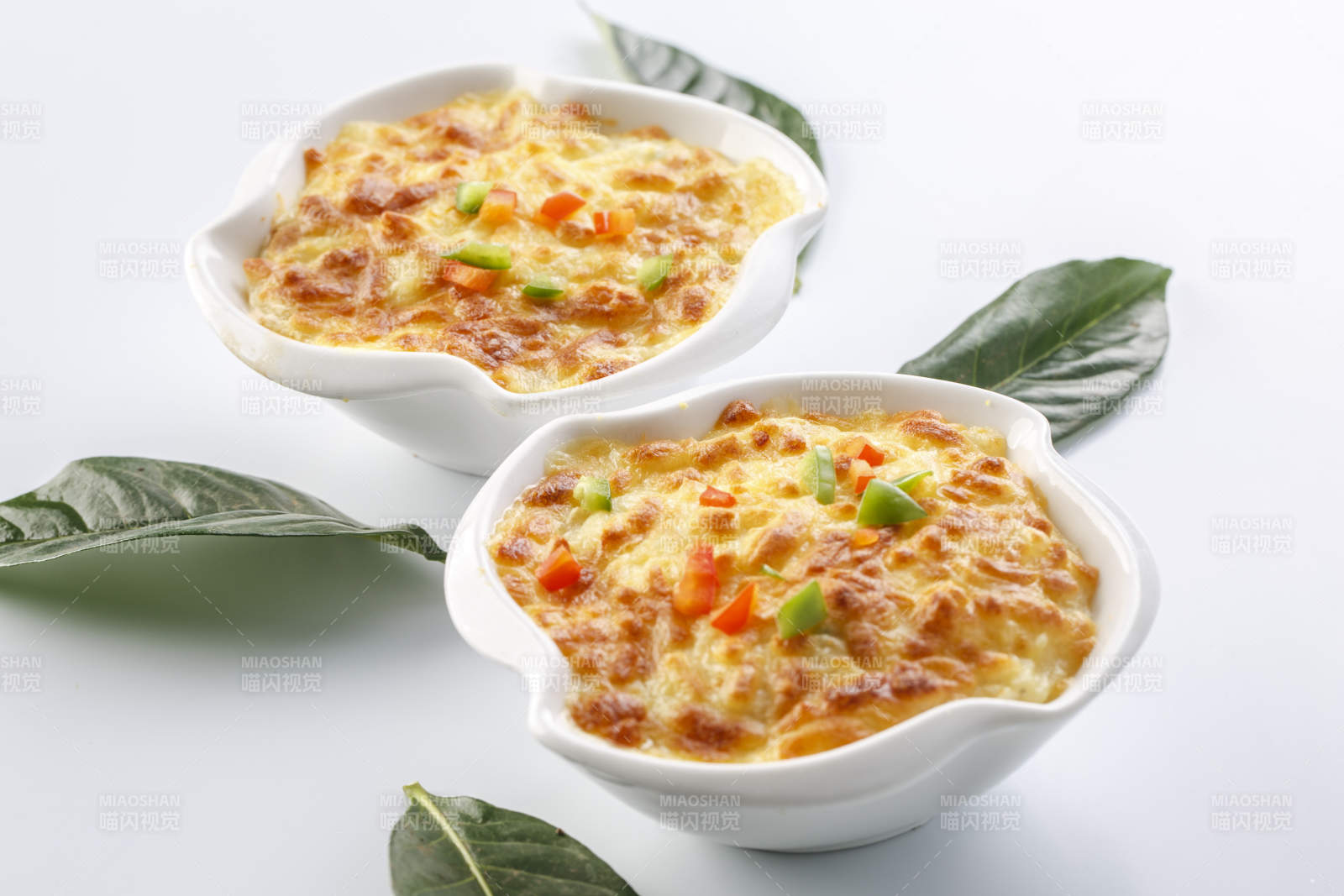 精美餐具装的牛肉芝士焗饭图片