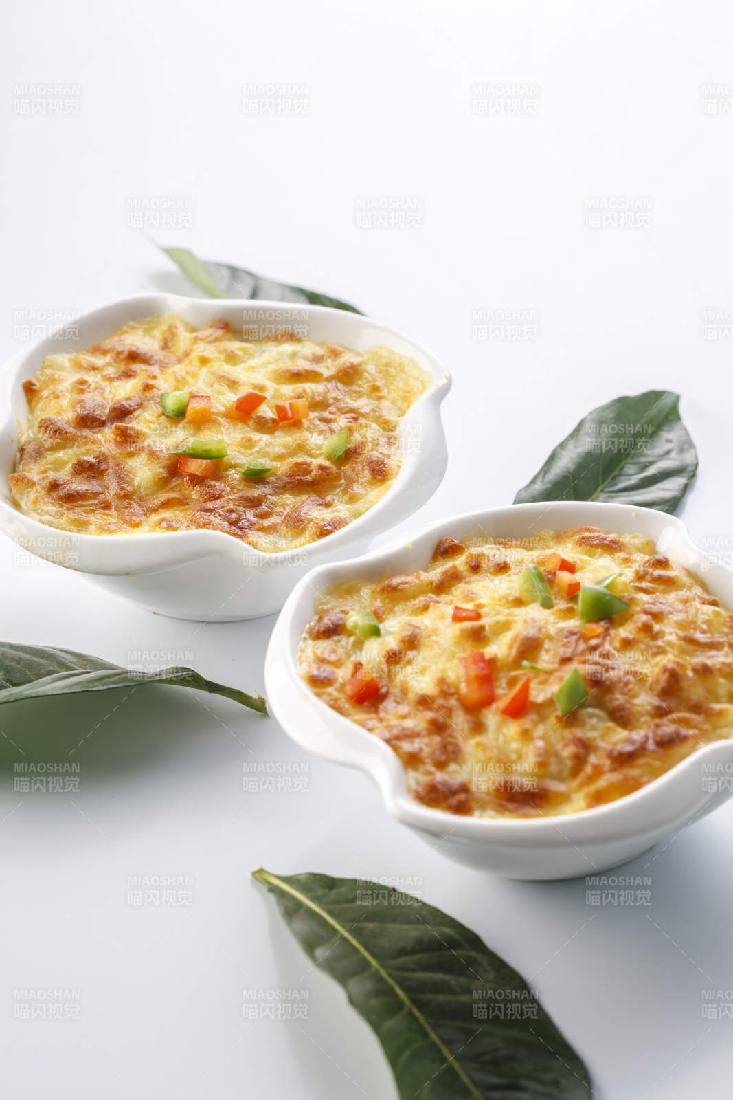 精美餐具装的牛肉芝士焗饭图片