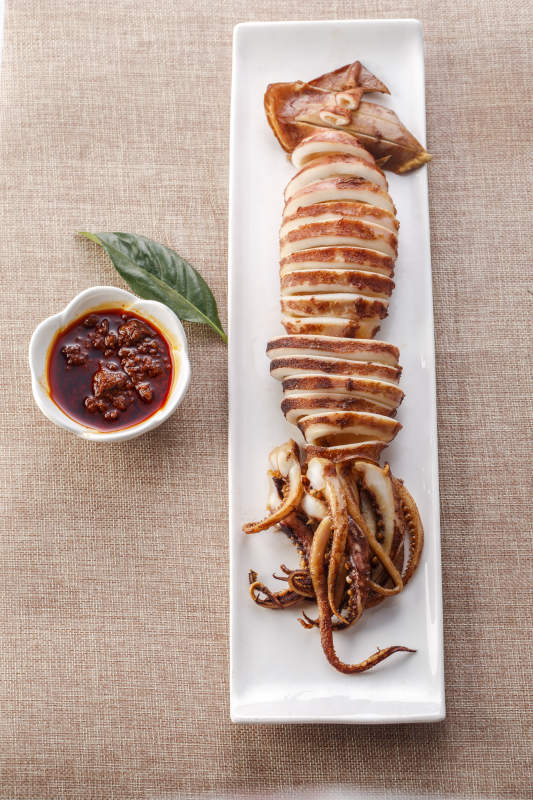 精美餐具装的日式铁板鱿鱼烧图片