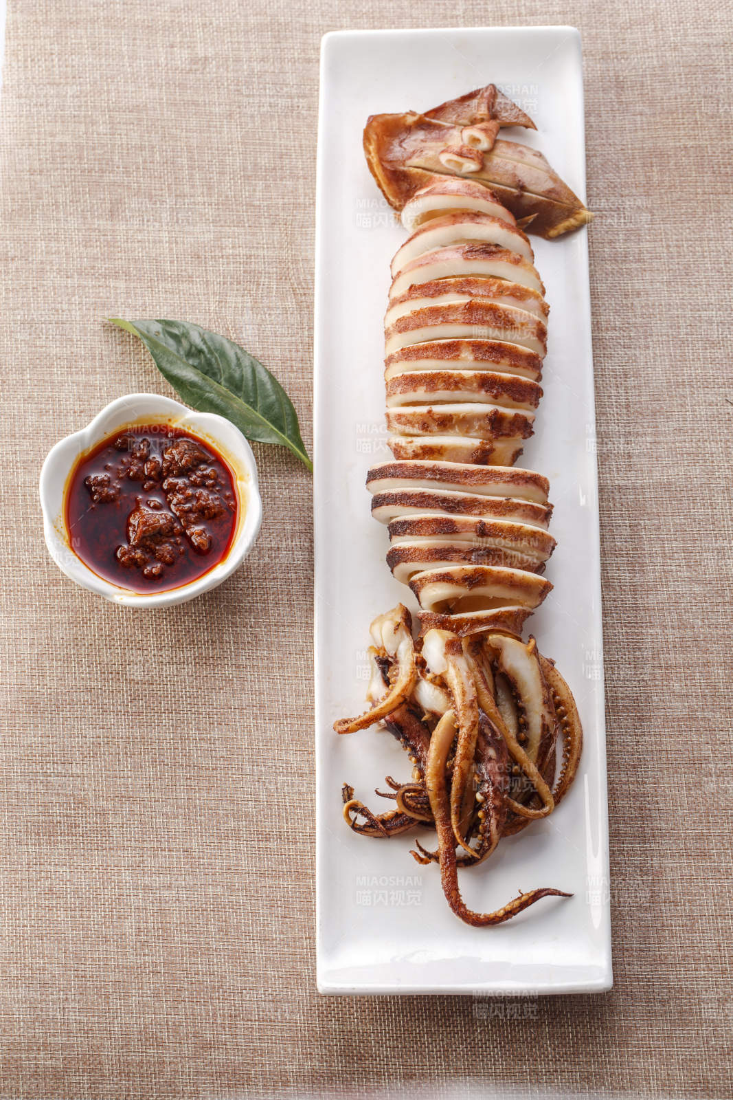 精美餐具装的日式铁板鱿鱼烧图片