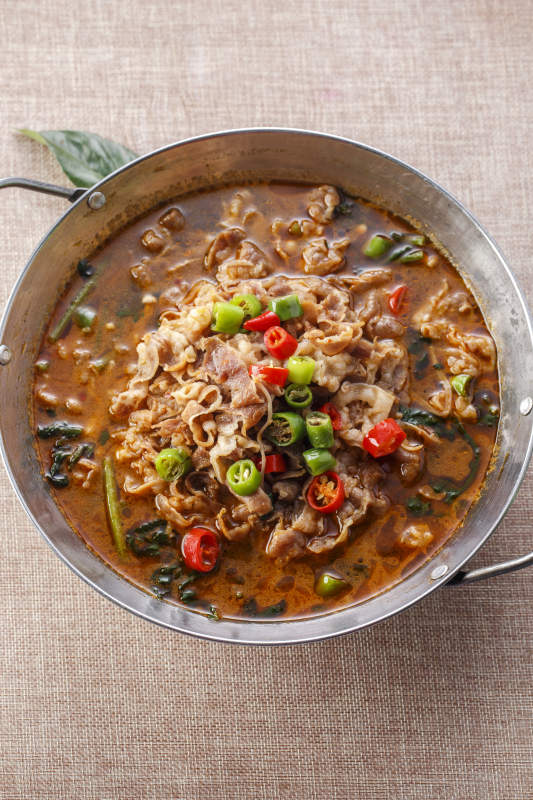 精美餐具装的锅仔酸汤羊肉图片