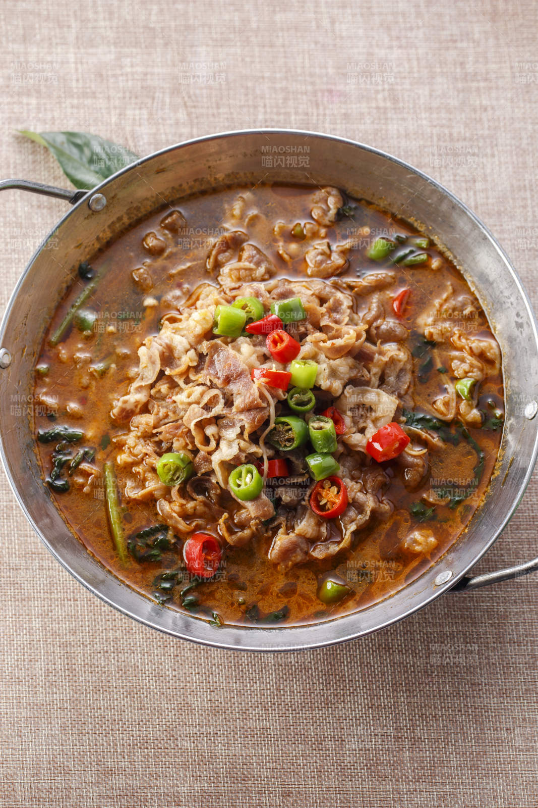 精美餐具装的锅仔酸汤羊肉图片