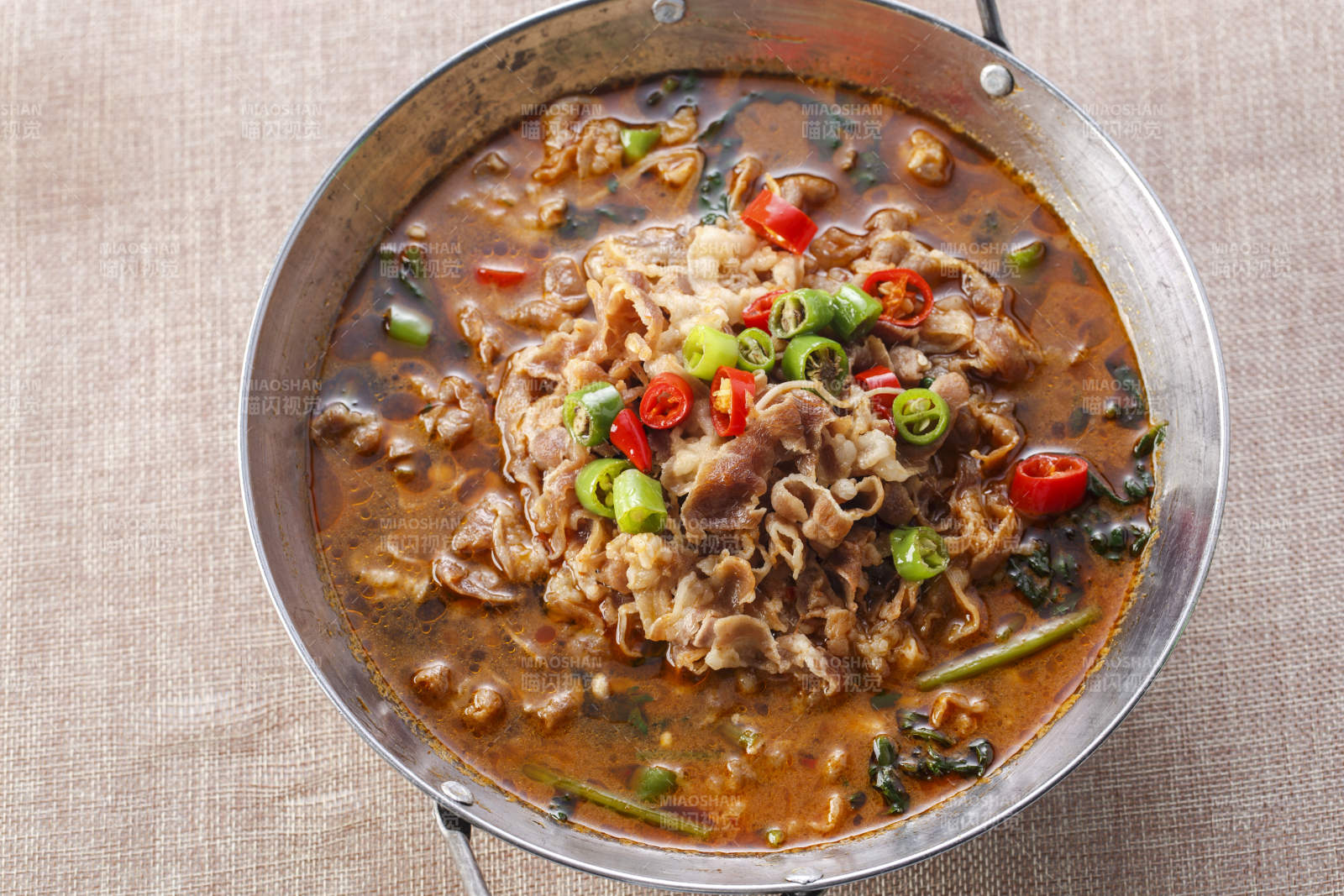 精美餐具装的锅仔酸汤羊肉图片