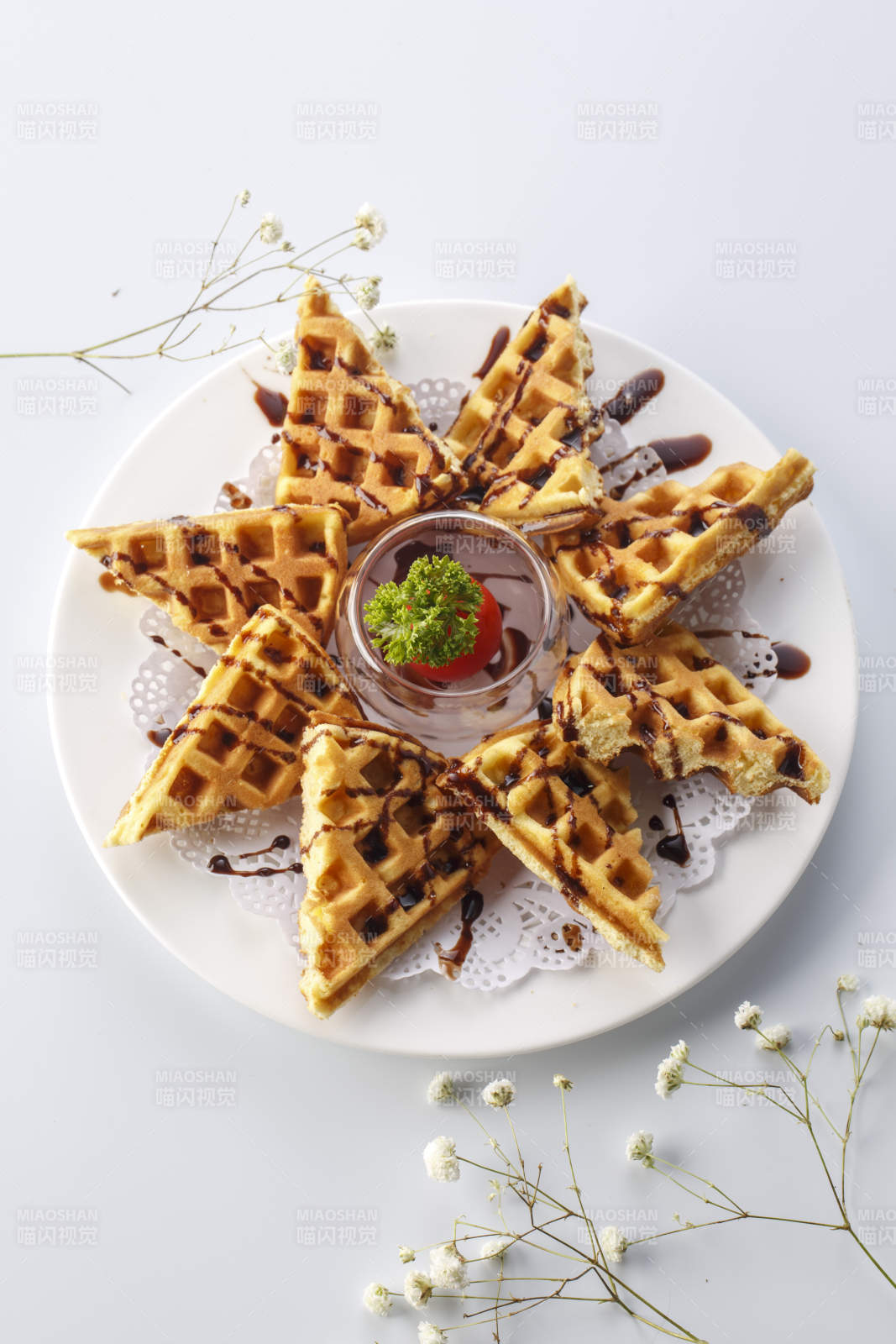 精美餐具装的蓝莓酱烤松饼图片