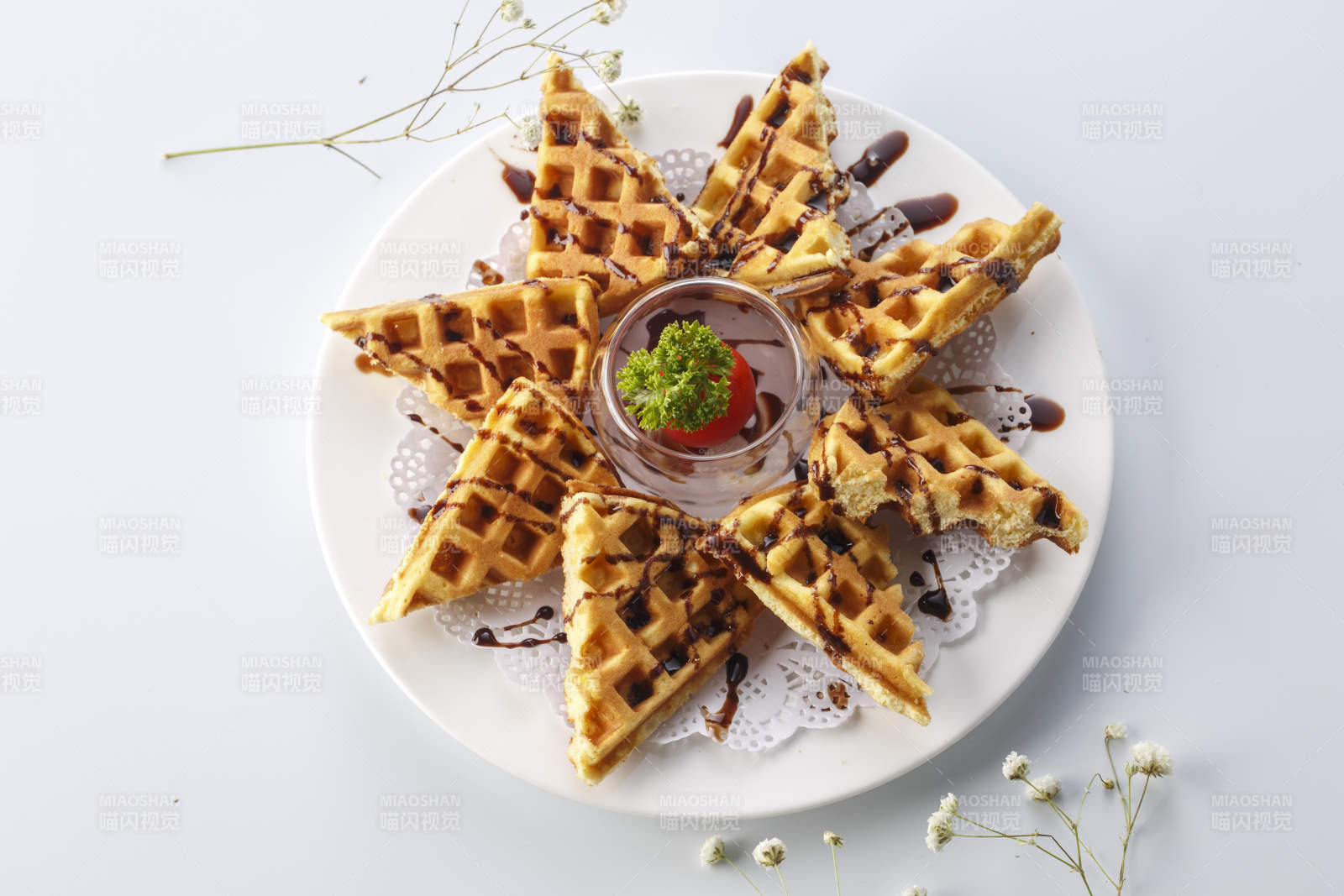 精美餐具装的蓝莓酱烤松饼图片